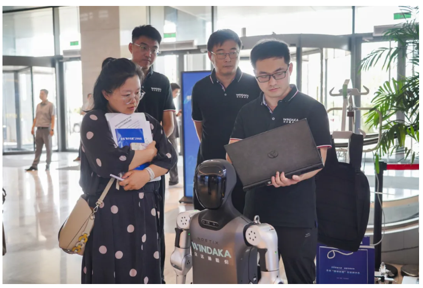 文達通股份攜“問道機器人”系列產(chǎn)品亮相山東省數(shù)字住建交流研討會